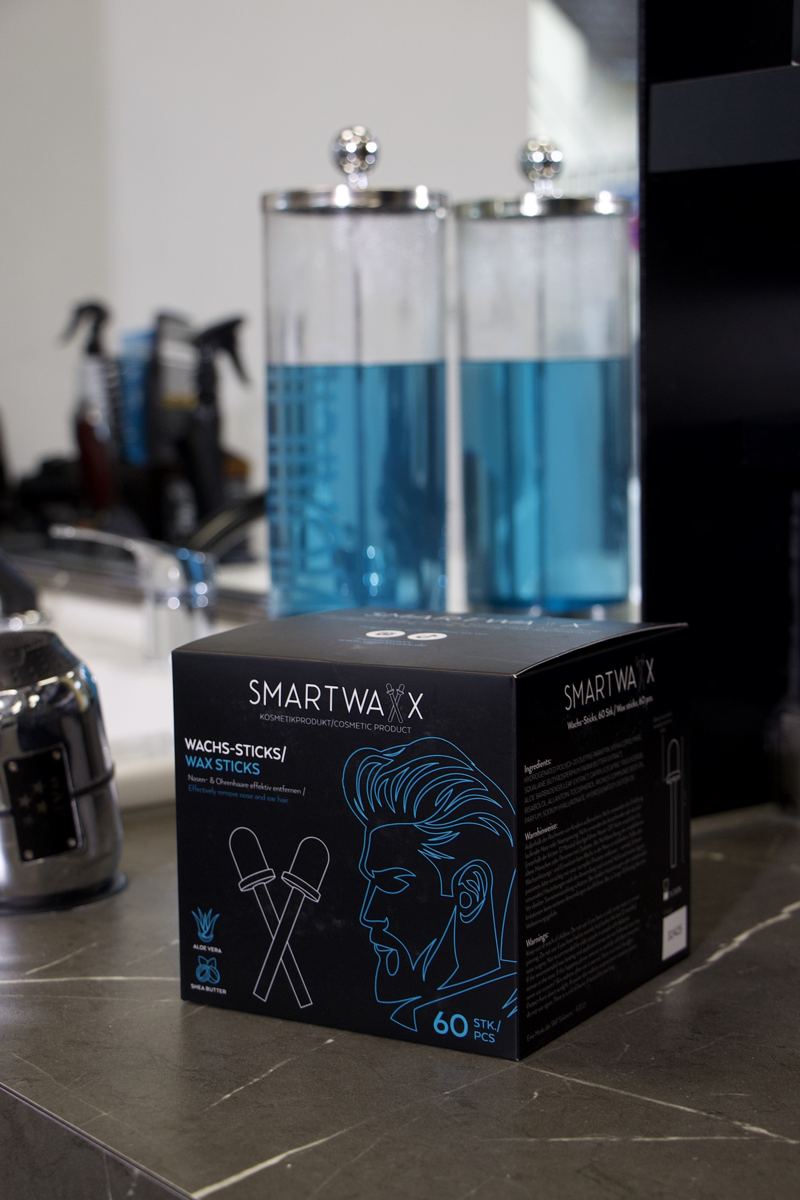 Smartwaxx-box med 60 vaxpinnar på en salongsdisk