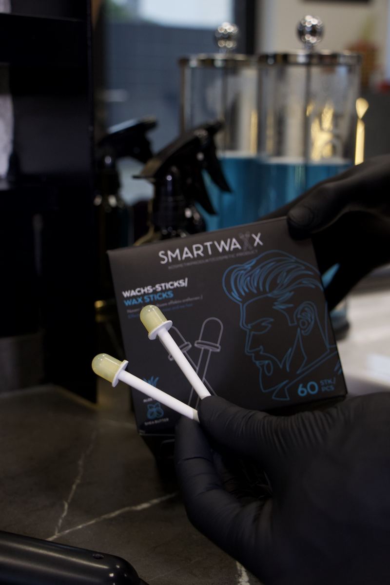 Två Smartwaxx-vaxpinnar framför boxen